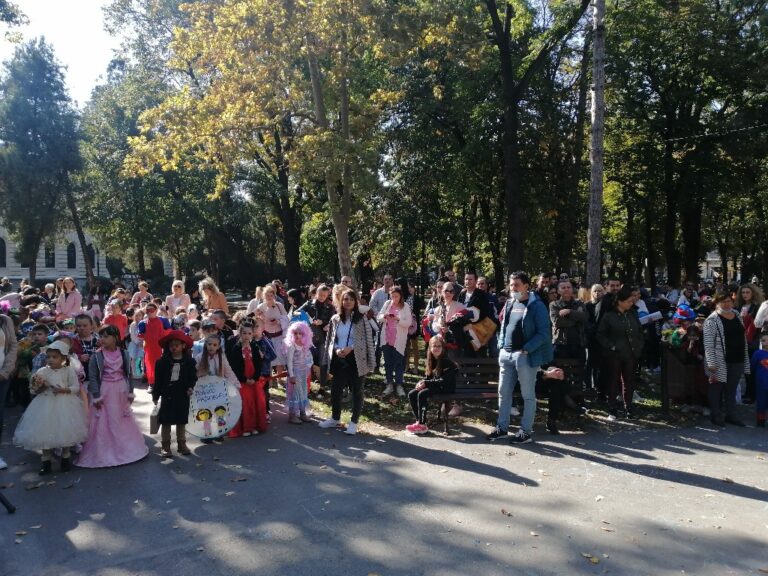 Спајдермени, виле, вештице, бундеве, лекари, полицајци, пекари и остали занимљиви костими до Градског парка у Пожаревцу стигли су из свих вртића са територије града Пожаревца