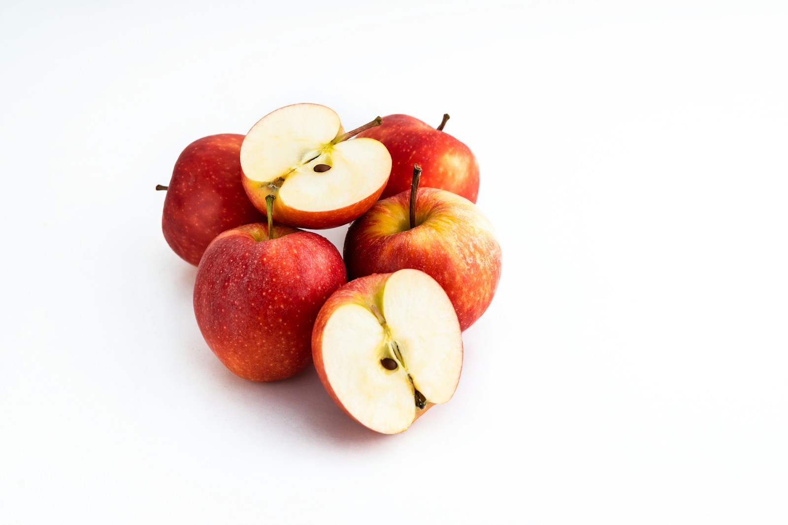 3 red apples on white background